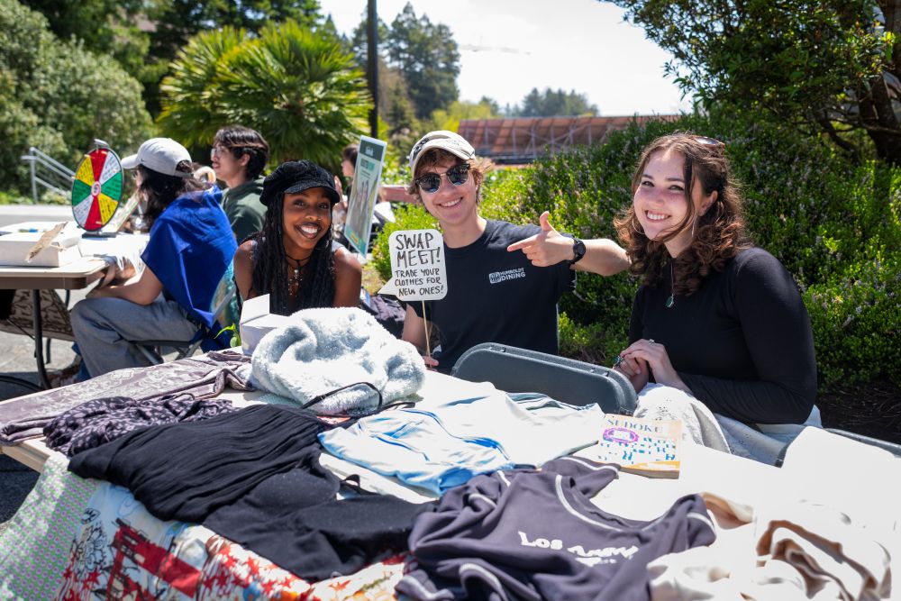 A photo of students tabling on the quad for the Earth Week Swap Meet. 