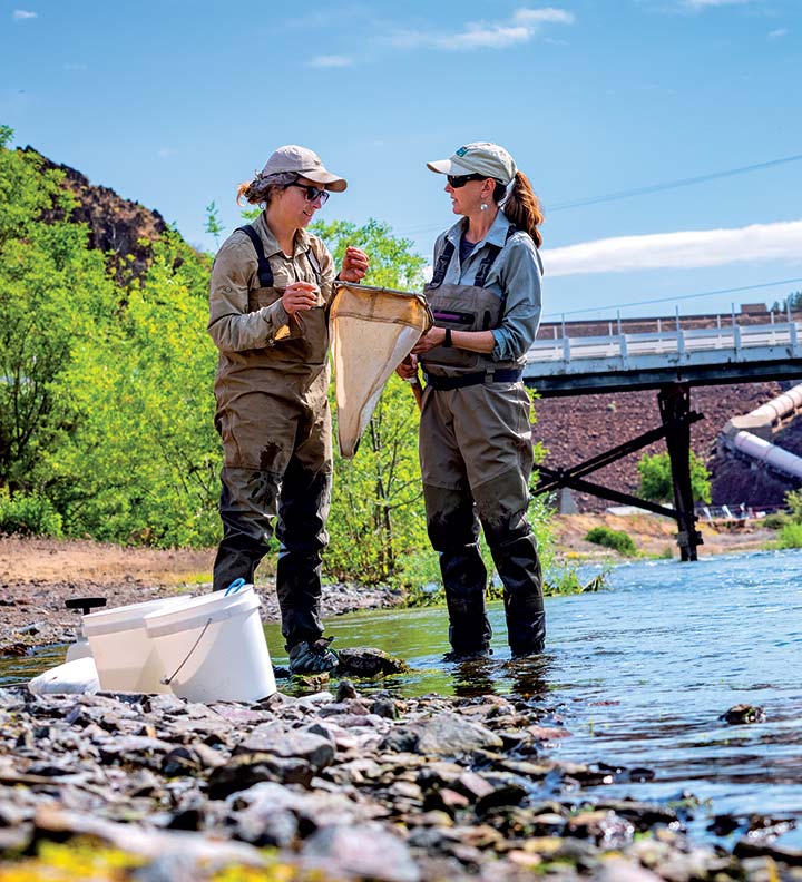 Graduate student Rosa Cox and Professor O’Dowd at one of their sampling sites at Iron Gate Dam.