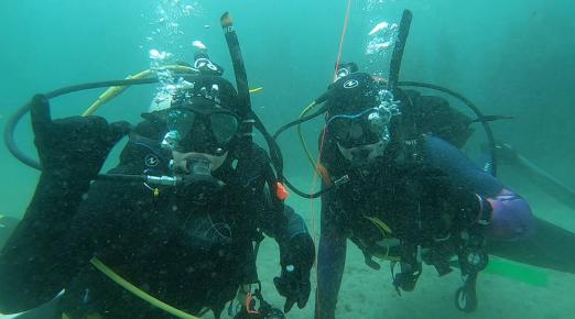 The diving class learns SCUBA techniques underwater.