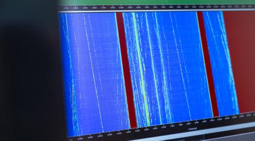  The Distributed Acoustic Sensing interrogator: A Distributed Acoustic Sensing (DAS) system displays vibrations detected along a fiber-optic cable in Arcata, California. Researchers from Cal Poly Humboldt and the USGS are studying how the technology can be used to monitor earthquakes and better understand seismic hazards.