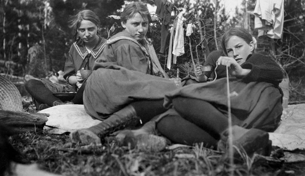 Nina Platte, Nida Deal, Sis Heaton, Ruth Dunbar, and Nina Platte, 1913, collected by Lora Webb Nichols