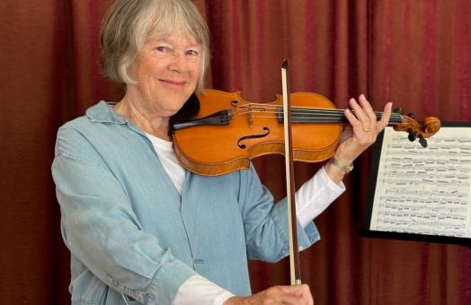 A photo of Julie Fulkerson with a violin